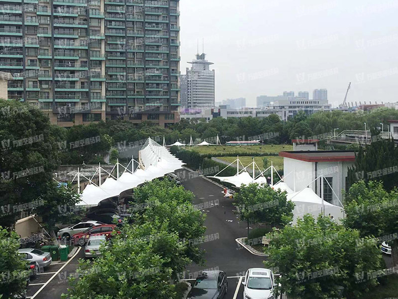 張拉膜車(chē)棚造價(jià)和哪些因素有關(guān)？降低張拉膜車(chē)棚造價(jià)的方法有哪些？