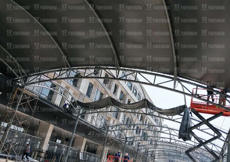 奉化方橋農(nóng)副鋼結(jié)構(gòu)雨棚工程進(jìn)入膜布安裝階段 奉化方橋農(nóng)副鋼結(jié)構(gòu)雨棚工程進(jìn)入膜布安裝階段