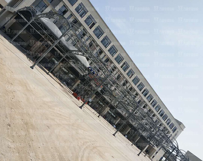 奉化方橋農(nóng)副鋼結(jié)構(gòu)雨棚工程進(jìn)入膜布安裝階段 奉化方橋農(nóng)副鋼結(jié)構(gòu)雨棚工程進(jìn)入膜布安裝階段