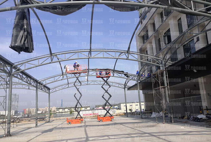 奉化方橋農(nóng)副鋼結(jié)構(gòu)雨棚工程進(jìn)入膜布安裝階段 奉化方橋農(nóng)副鋼結(jié)構(gòu)雨棚工程進(jìn)入膜布安裝階段