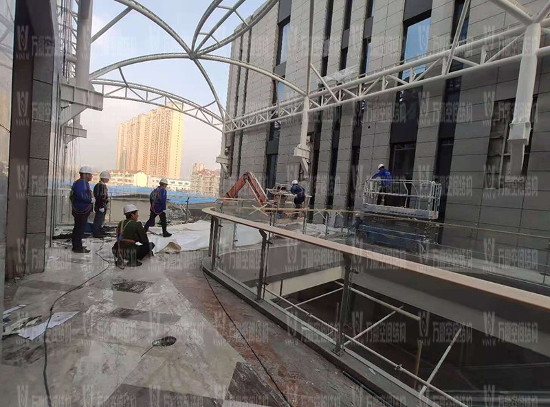 新泰卓越·財富廣場膜結(jié)構(gòu)項目進入膜布安裝階段 新泰卓越·財富廣場膜結(jié)構(gòu)項目進入膜布安裝階段