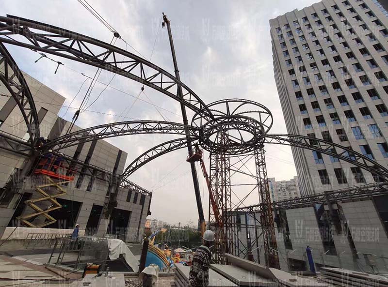 新泰卓越·財(cái)富廣場(chǎng)異型鋼結(jié)構(gòu)項(xiàng)目