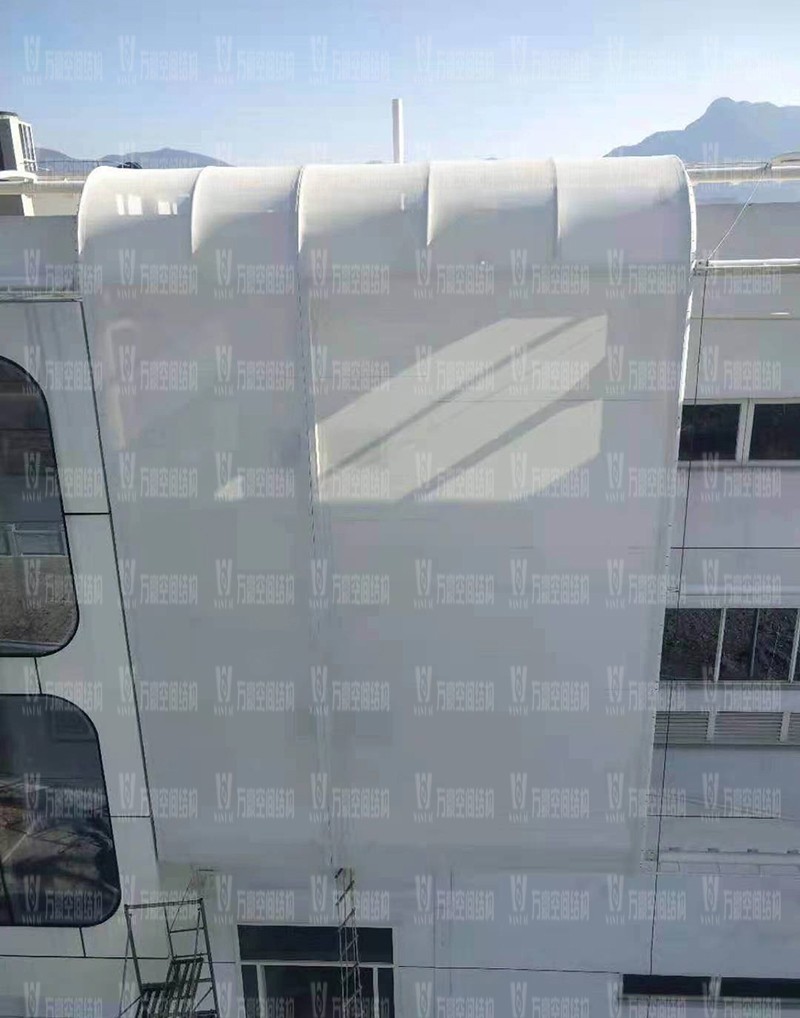 寧波益富樂公司新廠房外立面PTFE膜結(jié)構(gòu)項(xiàng)目膜結(jié)構(gòu)安裝中 寧波益富樂公司新廠房外立面PTFE膜結(jié)構(gòu)項(xiàng)目膜結(jié)構(gòu)安裝中