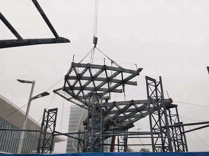 滬通鐵路張家港站地方配套工程站前西側(cè)旅客集散區(qū)蝴蝶造型天幕工程進(jìn)入鋼結(jié)構(gòu)吊裝階段