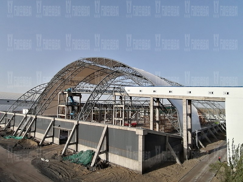 內(nèi)蒙能源長城五礦選煤廠鋼骨架膜棚建設(shè)項目膜結(jié)構(gòu)安裝中