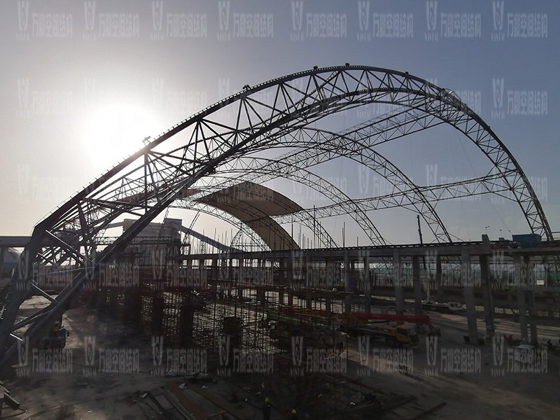 內(nèi)蒙能源長城五礦選煤廠鋼骨架膜棚建設(shè)項目膜結(jié)構(gòu)安裝中