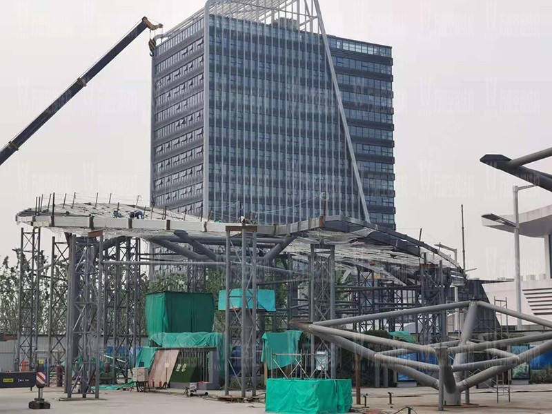 滬通鐵路張家港站地方配套工程站前西側(cè)旅客集散區(qū)蝴蝶造型天幕工程左大翅膀吊裝完成 滬通鐵路張家港站地方配套工程站前西側(cè)旅客集散區(qū)蝴蝶造型天幕工程左大翅膀吊裝完成