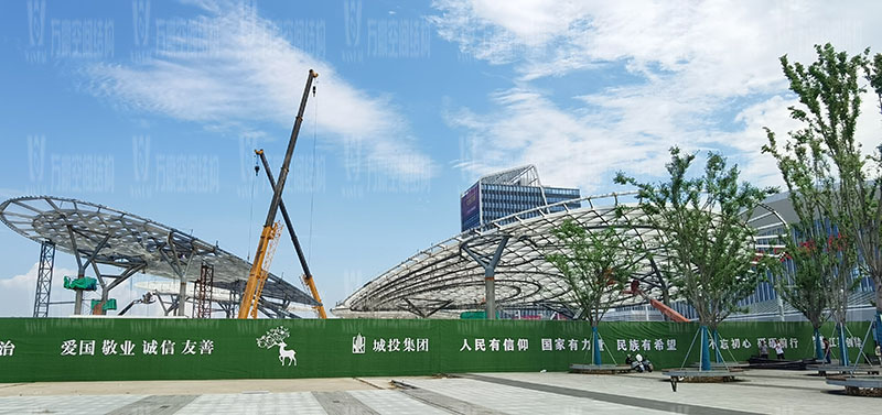 滬通鐵路張家港站地方配套工程站前西側(cè)旅客集散區(qū)蝴蝶造型天幕工程4片翅膀全部吊裝結(jié)束 滬通鐵路張家港站地方配套工程站前西側(cè)旅客集散區(qū)蝴蝶造型天幕工程4片翅膀全部吊裝結(jié)束