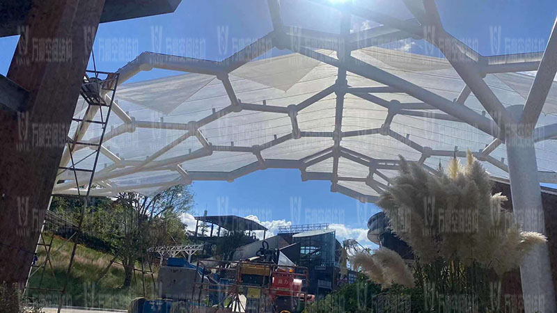 樂清鐵定溜溜樂園商業(yè)街蜂窩狀ETFE膜結(jié)構(gòu)工程膜結(jié)構(gòu)安裝中 樂清鐵定溜溜樂園商業(yè)街蜂窩狀ETFE膜結(jié)構(gòu)工程膜結(jié)構(gòu)安裝中