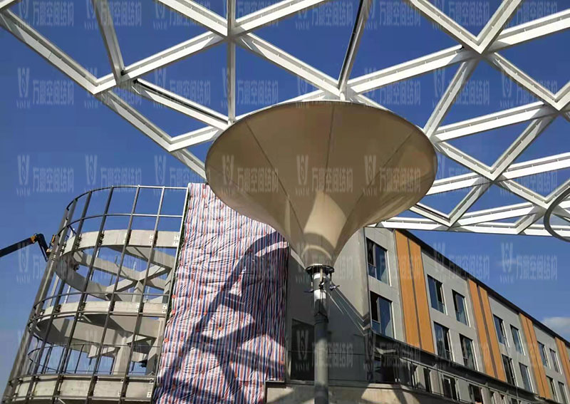 臺州大板橋ETFE氣枕天幕項目膜結(jié)構(gòu)安裝中 臺州大板橋ETFE氣枕天幕項目膜結(jié)構(gòu)安裝中