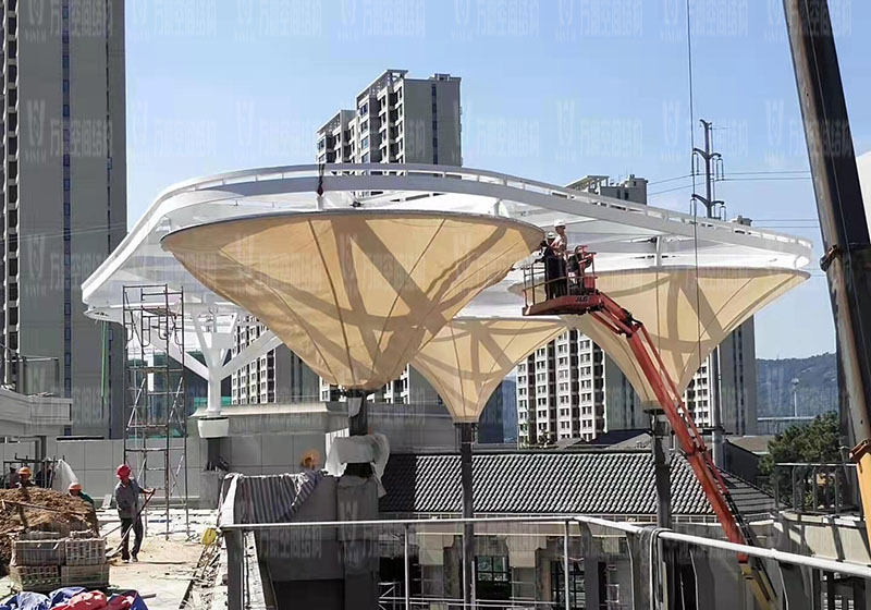 臺州大板橋ETFE氣枕天幕項目膜結(jié)構(gòu)安裝中 臺州大板橋ETFE氣枕天幕項目膜結(jié)構(gòu)安裝中