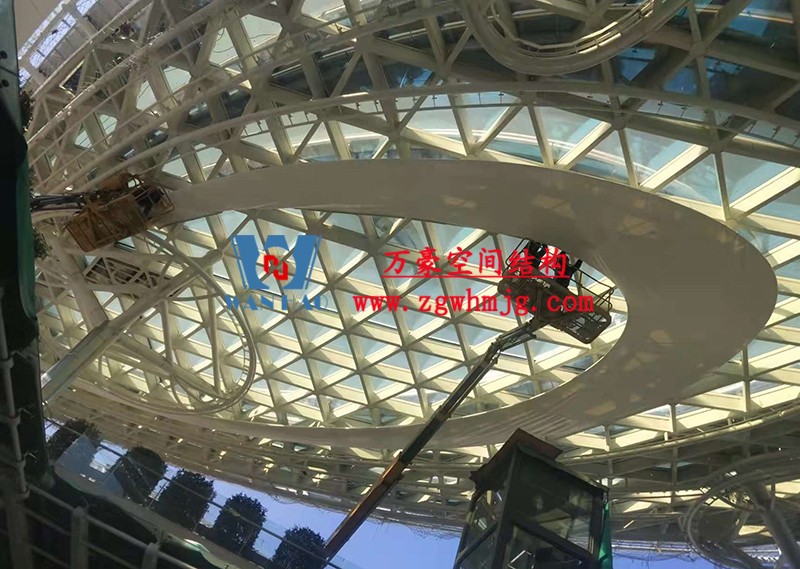 滬通鐵路張家港站地方配套工程站前西側(cè)旅客集散區(qū)蝴蝶造型天幕工程膜結(jié)構(gòu)安裝中 滬通鐵路張家港站地方配套工程站前西側(cè)旅客集散區(qū)蝴蝶造型天幕工程膜結(jié)構(gòu)安裝中