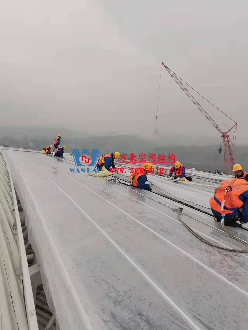 重慶龍興足球場ETFE屋面膜結(jié)構(gòu)工程屋面鋼結(jié)構(gòu)完成，膜結(jié)構(gòu)安裝中