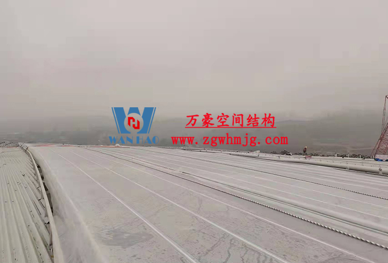 重慶龍興足球場ETFE屋面膜結(jié)構(gòu)工程屋面鋼結(jié)構(gòu)完成，膜結(jié)構(gòu)安裝中