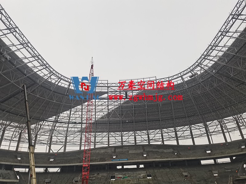 重慶龍興足球場ETFE屋面膜結(jié)構(gòu)工程屋面鋼結(jié)構(gòu)完成，膜結(jié)構(gòu)安裝中