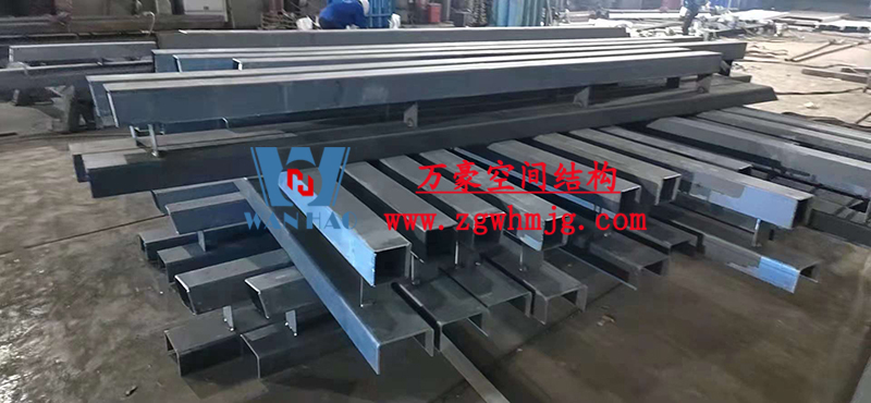 重慶龍興足球場ETFE屋面膜結(jié)構(gòu)工程屋面鋼結(jié)構(gòu)完成，膜結(jié)構(gòu)安裝中