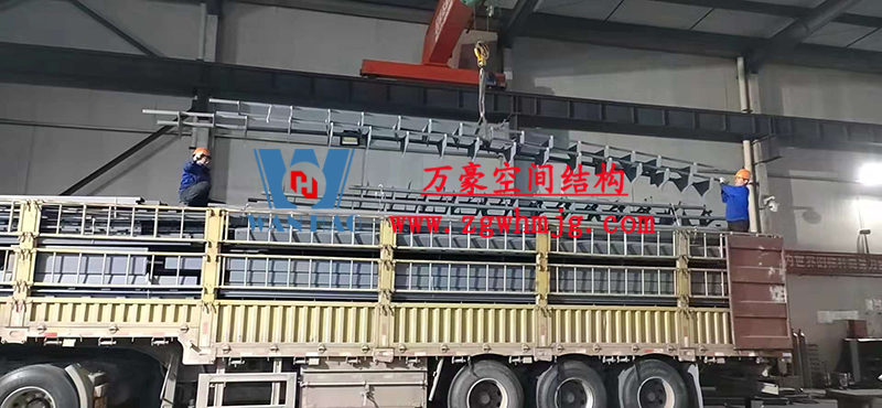 重慶龍興足球場ETFE屋面膜結(jié)構(gòu)工程屋面鋼結(jié)構(gòu)完成，膜結(jié)構(gòu)安裝中