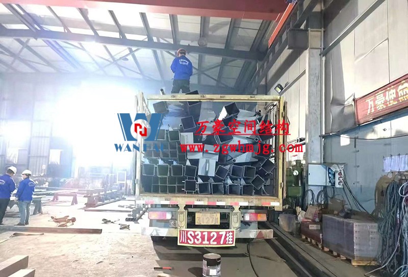 重慶龍興足球場ETFE屋面膜結(jié)構(gòu)工程屋面鋼結(jié)構(gòu)完成，膜結(jié)構(gòu)安裝中