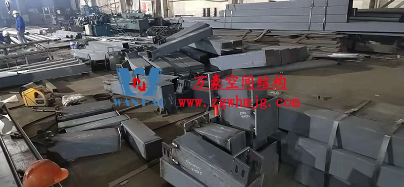 重慶龍興足球場ETFE屋面膜結(jié)構(gòu)工程屋面鋼結(jié)構(gòu)完成，膜結(jié)構(gòu)安裝中