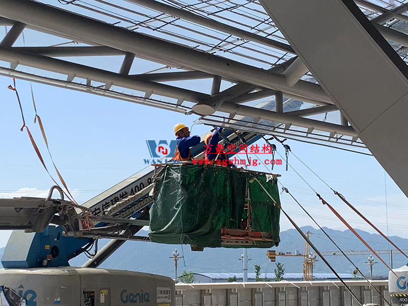 兩江新區(qū)加快建設(shè)龍興足球場(chǎng)（標(biāo)準(zhǔn)不降、工期不延、確保年底建成）