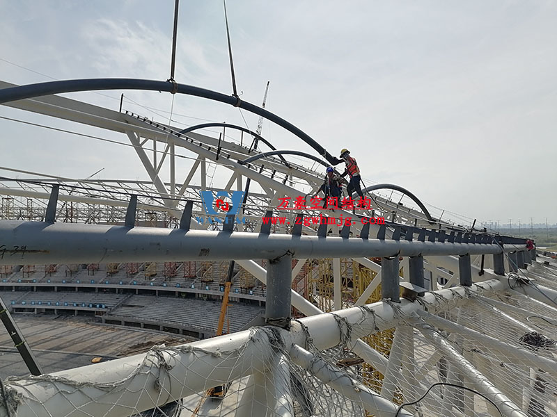 襄陽(yáng)奧體中心膜結(jié)構(gòu)工程火熱施工中 襄陽(yáng)奧體中心膜結(jié)構(gòu)工程火熱施工中