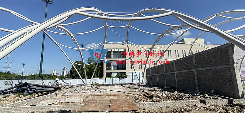 寧波諾丁漢大學(xué)室外運動場地改擴建項目膜結(jié)構(gòu)工程鋼結(jié)構(gòu)已完成 寧波諾丁漢大學(xué)室外運動場地改擴建項目膜結(jié)構(gòu)工程鋼結(jié)構(gòu)已完成