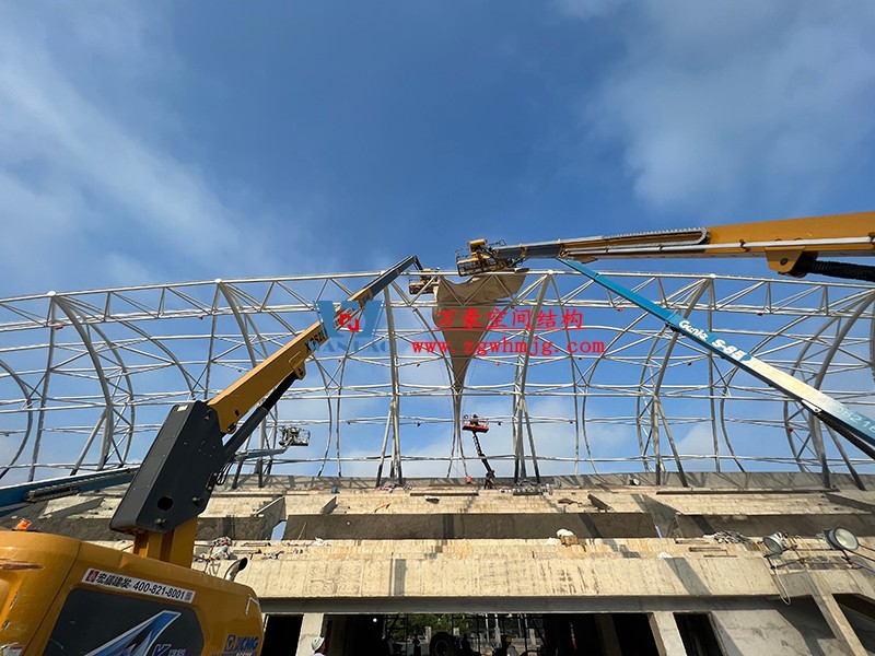 龍泉市體育場鋼膜結構工程膜結構安裝中