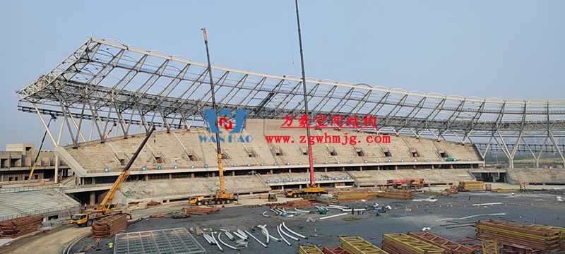襄陽(yáng)奧體中心膜結(jié)構(gòu)工程鋼結(jié)構(gòu)接近尾聲，膜結(jié)構(gòu)開(kāi)始安裝