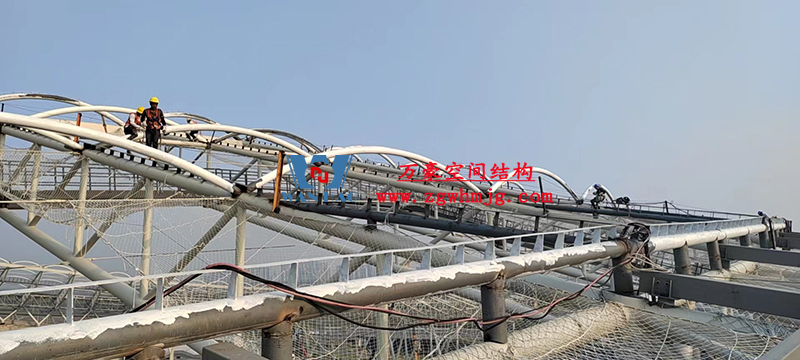 襄陽(yáng)奧體中心膜結(jié)構(gòu)工程鋼結(jié)構(gòu)接近尾聲，膜結(jié)構(gòu)開(kāi)始安裝