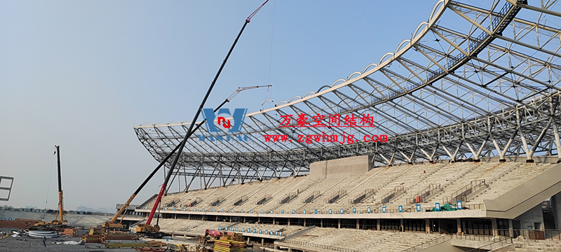襄陽(yáng)奧體中心膜結(jié)構(gòu)工程鋼結(jié)構(gòu)接近尾聲，膜結(jié)構(gòu)開(kāi)始安裝
