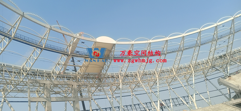 襄陽(yáng)奧體中心膜結(jié)構(gòu)工程鋼結(jié)構(gòu)接近尾聲，膜結(jié)構(gòu)開(kāi)始安裝