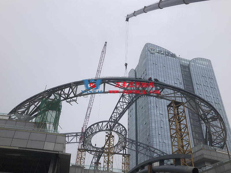 明宇廣場(chǎng)6號(hào)地塊商業(yè)(萬(wàn)達(dá)廣場(chǎng))改造項(xiàng)目鋼膜結(jié)構(gòu)ETFE蓋頂天幕工程進(jìn)入鋼結(jié)構(gòu)吊裝階段 明宇廣場(chǎng)6號(hào)地塊商業(yè)(萬(wàn)達(dá)廣場(chǎng))改造項(xiàng)目鋼膜結(jié)構(gòu)ETFE蓋頂天幕工程進(jìn)入鋼結(jié)構(gòu)吊裝階段