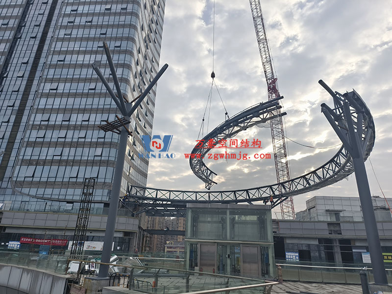 明宇廣場6號地塊商業(yè)（萬達(dá)廣場）改造項目鋼膜結(jié)構(gòu)ETFE蓋頂天幕工程火熱施工中