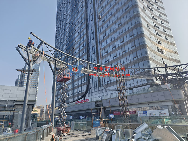 明宇廣場6號地塊商業(yè)（萬達(dá)廣場）改造項目鋼膜結(jié)構(gòu)ETFE蓋頂天幕工程火熱施工中