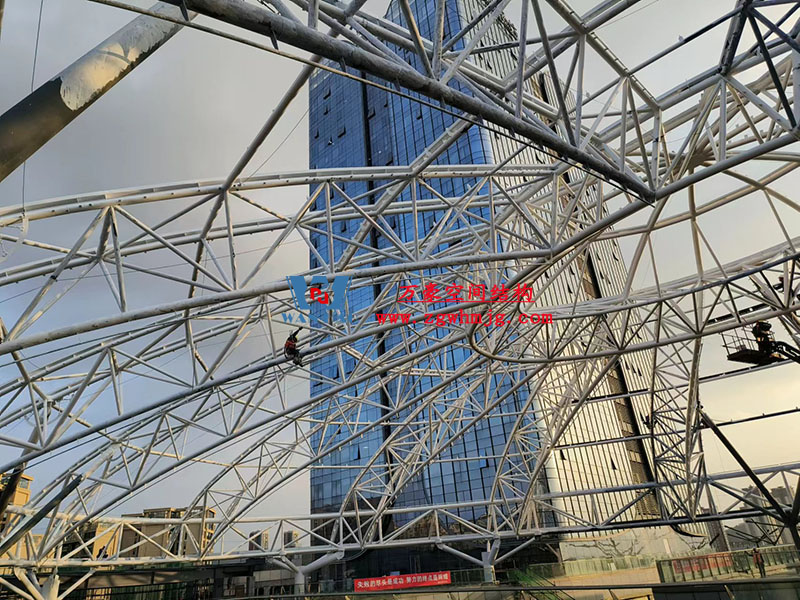 明宇廣場6號地塊商業(yè)（萬達(dá)廣場）改造項目鋼膜結(jié)構(gòu)ETFE蓋頂天幕工程火熱施工中