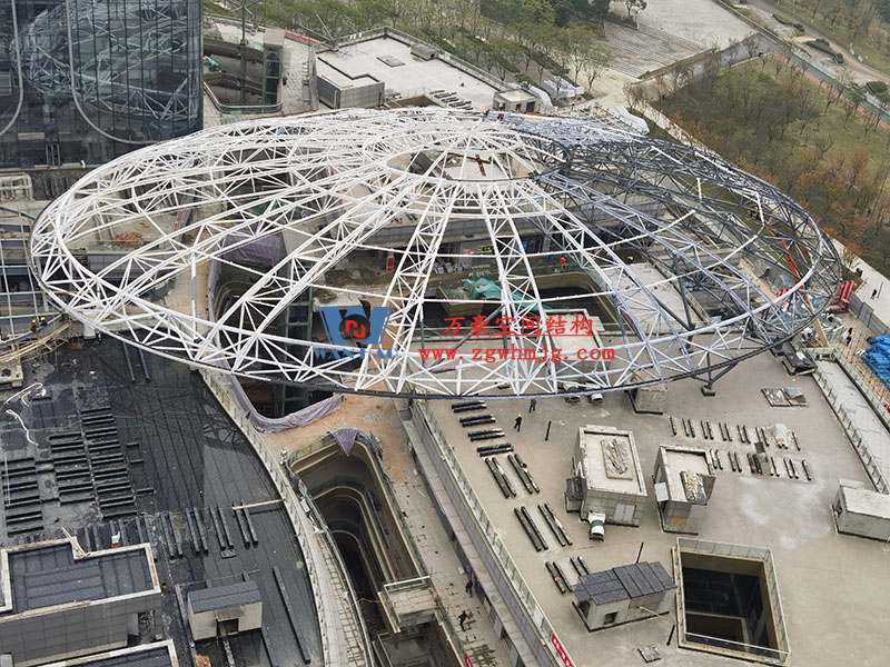 明宇廣場6號地塊商業(yè)（萬達(dá)廣場）改造項目鋼膜結(jié)構(gòu)ETFE蓋頂天幕工程火熱施工中