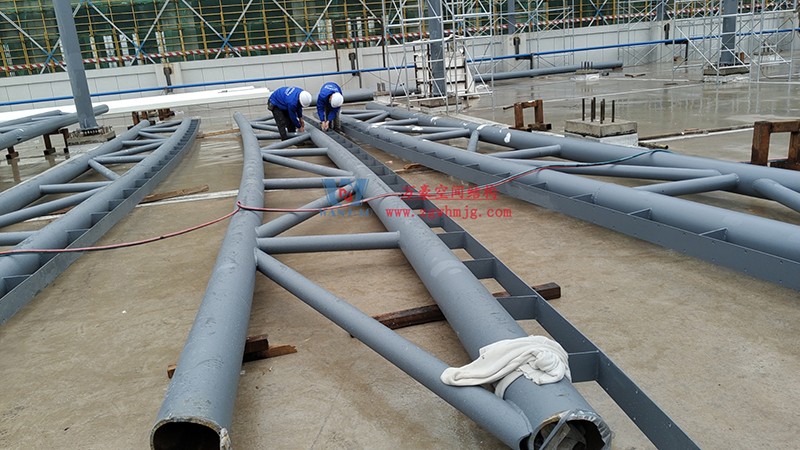 浙江真愛毯業(yè)科技有限公司廠房三屋面鋼結構工程 浙江真愛毯業(yè)科技有限公司廠房三屋面鋼結構工程