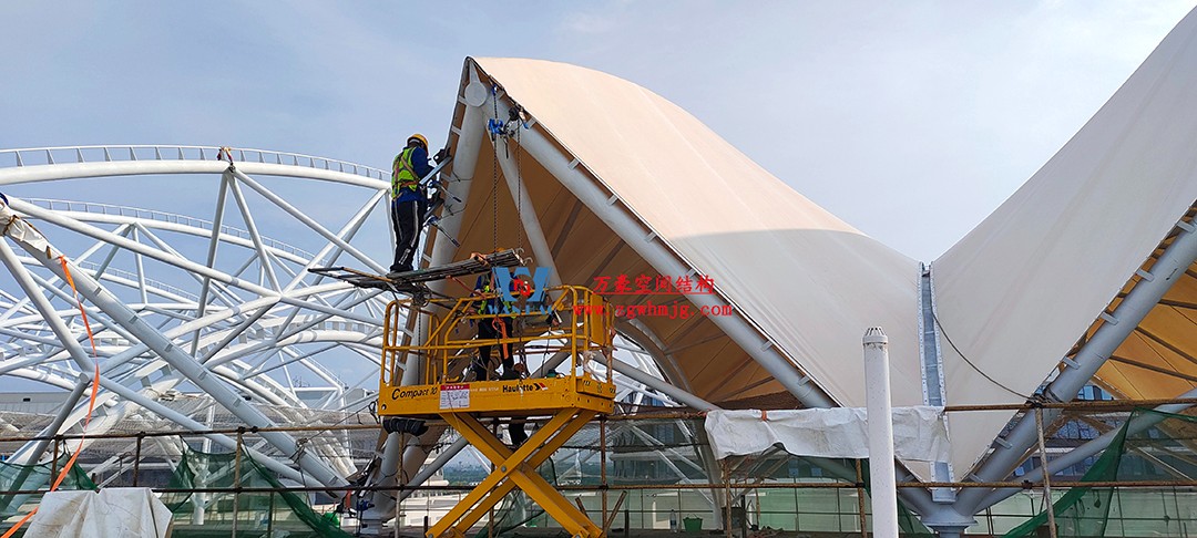 施工加速，這個PTFE膜結(jié)構(gòu)天幕即將完工！