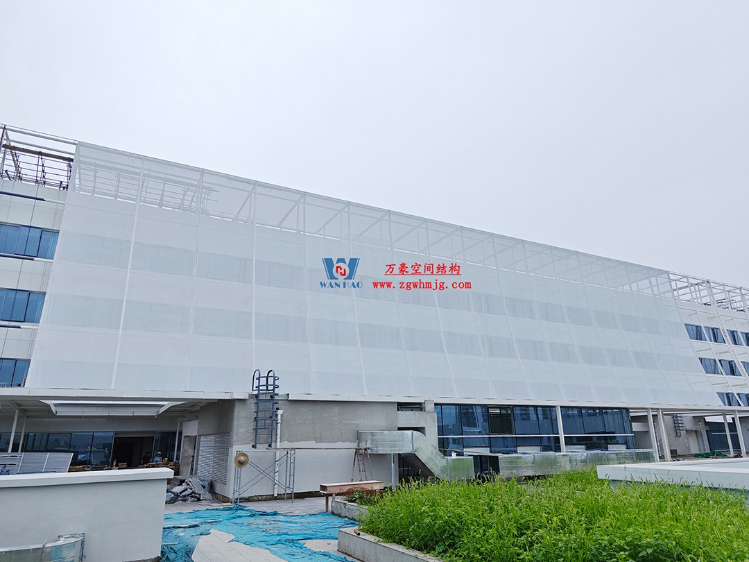 聚焦工程高質(zhì)量建設(shè)，這個(gè)網(wǎng)格織物幕墻正在施工安裝中
