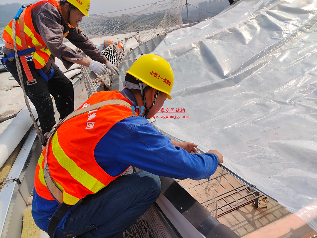 提檔提速，ETFE氣枕膜結(jié)構(gòu)天窗正在火熱施工安裝中