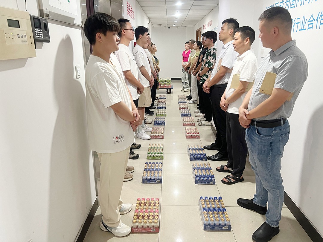 解暑“涼”方|萬(wàn)豪開展“夏日送清涼”慰問活動(dòng) 解暑“涼”方|萬(wàn)豪開展“夏日送清涼”慰問活動(dòng)