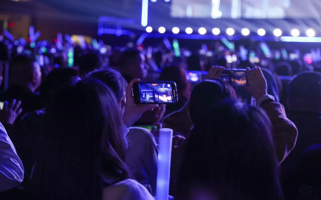 平陽(yáng)體育中心群星演唱會(huì)！超萬(wàn)人圍觀，現(xiàn)場(chǎng)火爆High唱！