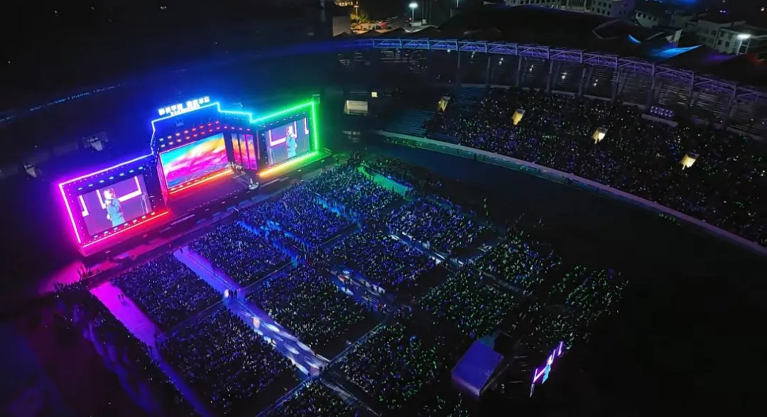 平陽(yáng)體育中心群星演唱會(huì)！超萬(wàn)人圍觀，現(xiàn)場(chǎng)火爆High唱！