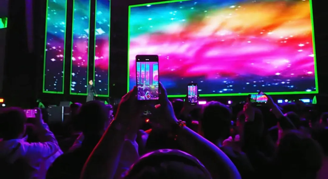 平陽(yáng)體育中心群星演唱會(huì)！超萬(wàn)人圍觀，現(xiàn)場(chǎng)火爆High唱！