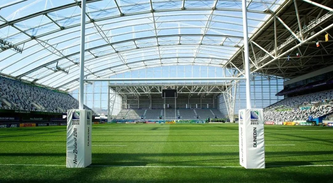 屋頂下生長著天然草皮的永久封閉式體育場