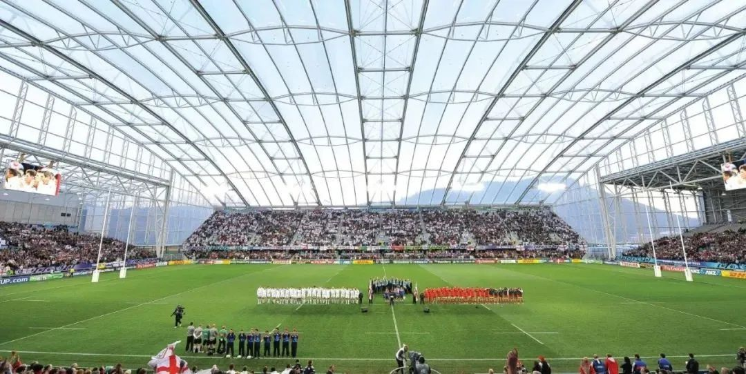 屋頂下生長著天然草皮的永久封閉式體育場