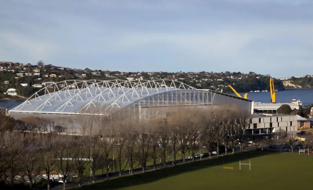 屋頂下生長著天然草皮的永久封閉式體育場