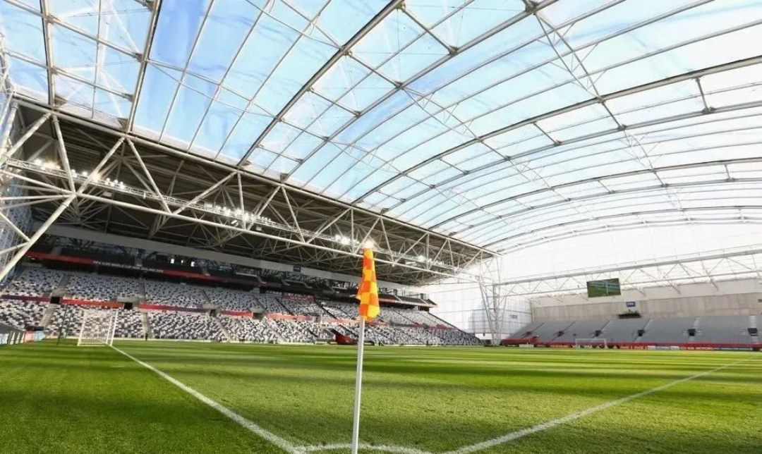 屋頂下生長著天然草皮的永久封閉式體育場