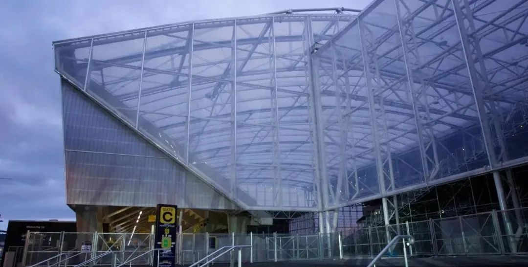 屋頂下生長著天然草皮的永久封閉式體育場