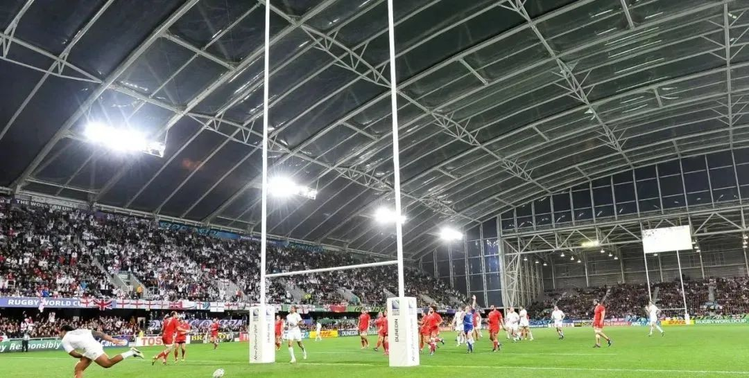 屋頂下生長著天然草皮的永久封閉式體育場